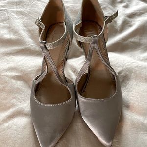 Beautiful silver fashion heels with glitter accent.